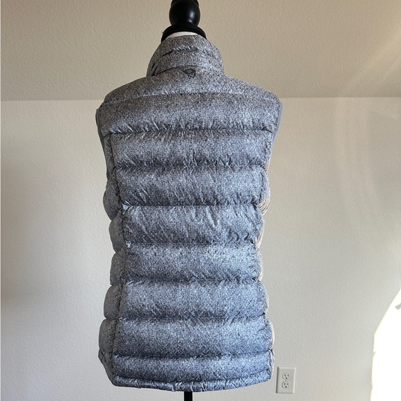 Women’s Mountain Hardware Q shield 650 down quilted puffer vest. Gray size large - Picture 3 of 12